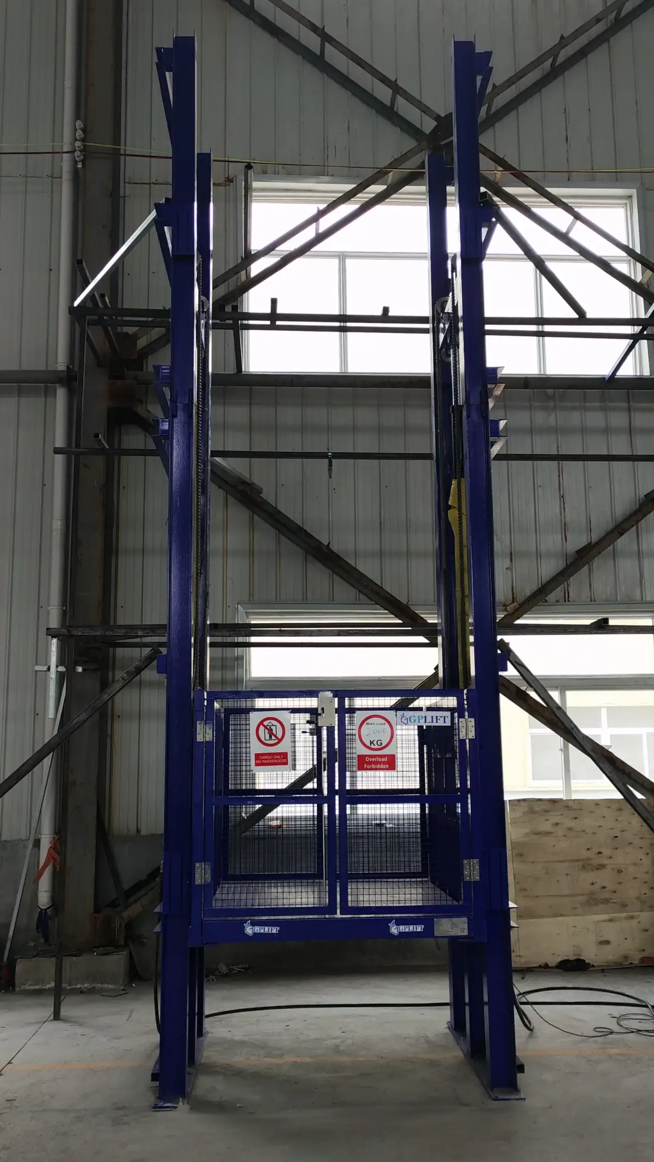2 Ton 4.5m Height Cargo Lift for American Customer