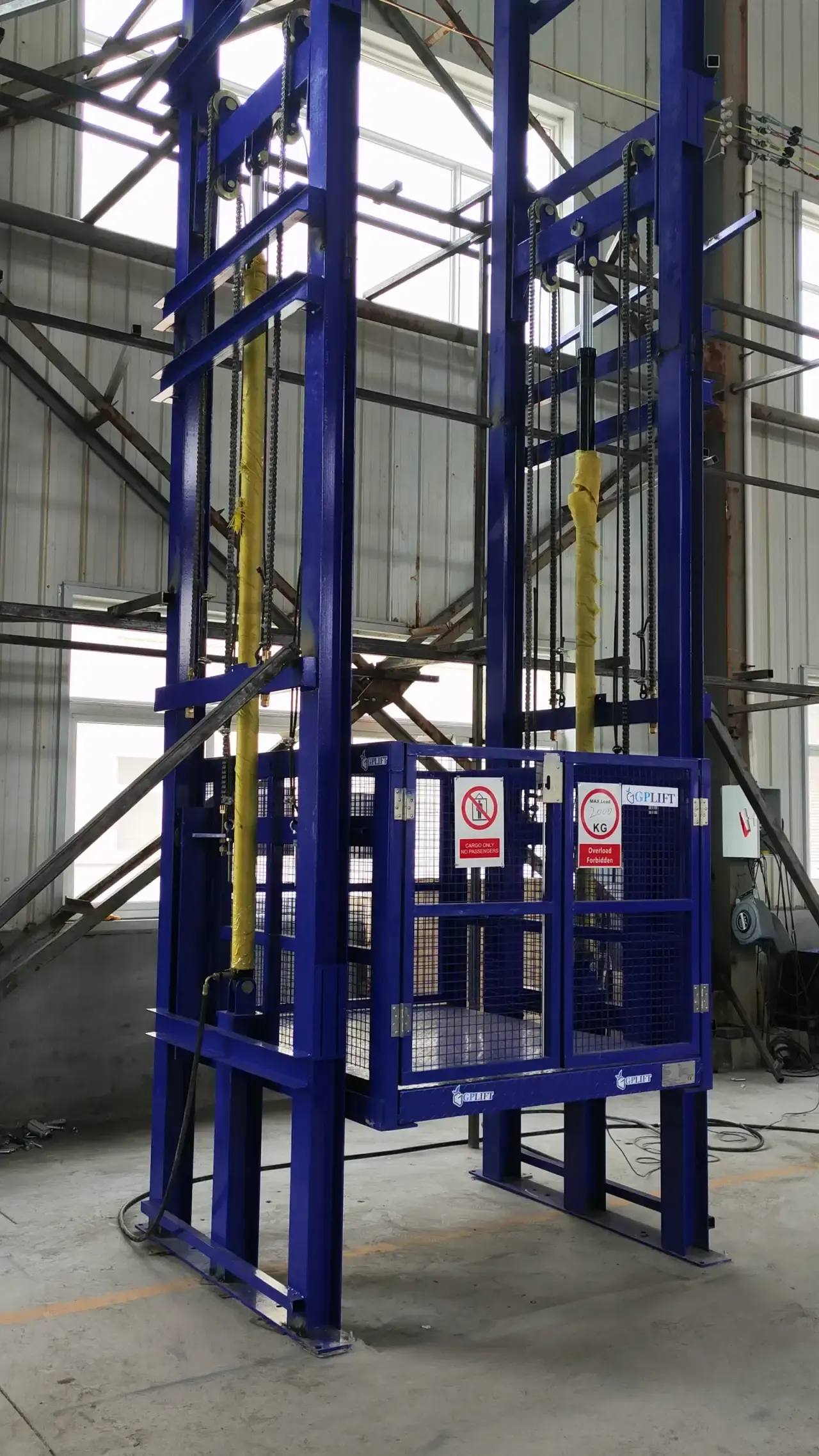 3-Ton Four Post Cargo Lift for Indonesia Warehouse